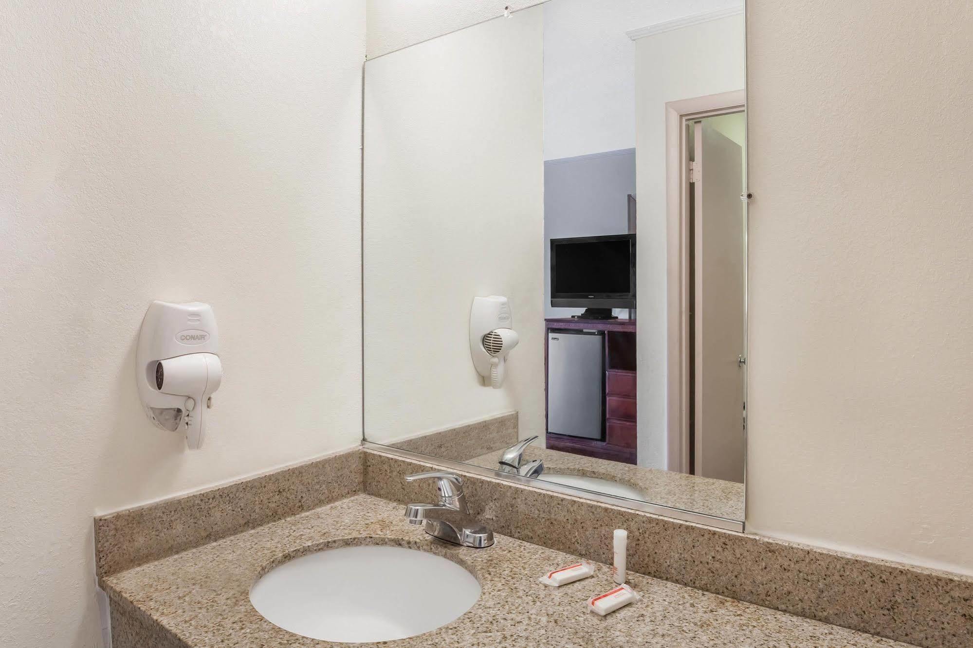 Killen Lake View Inn & Suites المظهر الخارجي الصورة