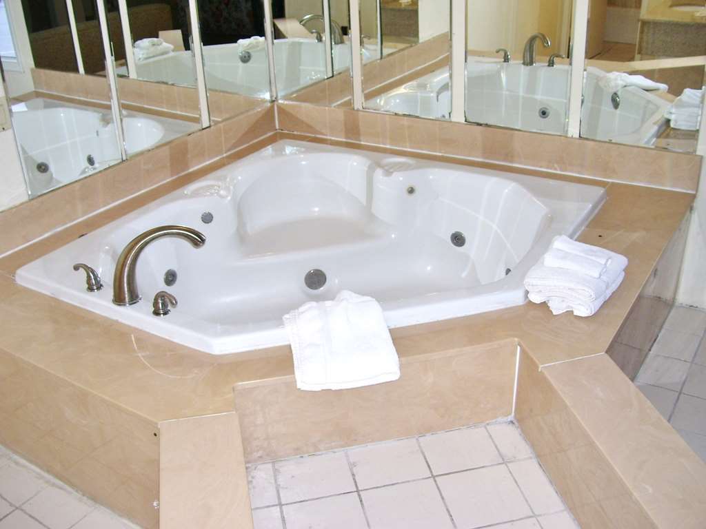 Killen Lake View Inn & Suites الغرفة الصورة